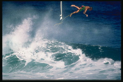 Spectaculaire val van een hoogte in het diepe surfer minnaar