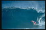 Женщина - серфингист с ужасом ждёт приближения волны - цунами