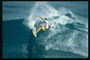 Vlna zrazila surfer s trajektóriu pohybujúce sa na vode