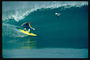 На жёлтом серфингборде по волнам средиземного моря балансирует спортсмен