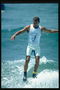 Surfer nära till styrelsen visar sin idrottsliga konst