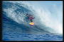 Slå ihop med våg surfare på färgstarka ombord på väg att glida på vattnet