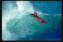 Вид сверху на серфингиста в красном жилете на красном борде 