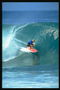 На красной доске по синей воде прорезает волны серфингист