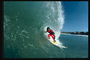 Wave surfer koristi kao rekvizit za držati odbora