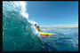 Obrovské vodní stěnu zametá cestu surfaře