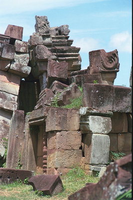 Un morman de blocuri de piatra de pe site-ul de clădiri vechi de natură religioasă