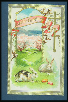 Carte poştală în ziua de Paşti. Imaginea a doi iepuri de pe gazon