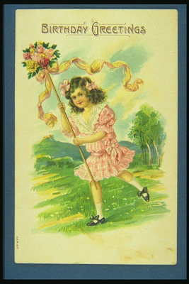 Jenta i rosa kjole med en bukett blomster