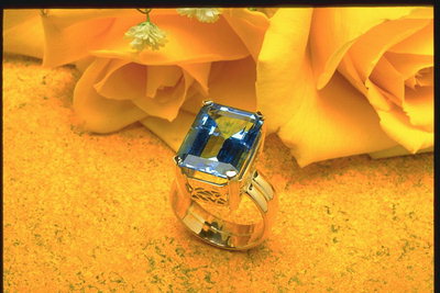Перстень з прозорим каменем з блакитним відтінком