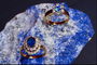 Кільця з сапфіру. Темно-синій камінь з двома рядами діамантів. Кільце у вигляді квітки з шістьма пелюстками