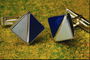 Запонки квадратної форми з трикутними камінням білого і темно-синього кольору