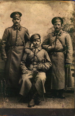 Comandantul unităţii militare este aşezată pe un scaun, cu o sabie în mână cu subordonaţii săi