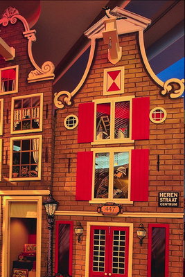 Малюнок. Стіна будинку з вікнами і дверима червоного кольору