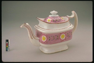 Чайник прямокутної форми в рожевих тонах