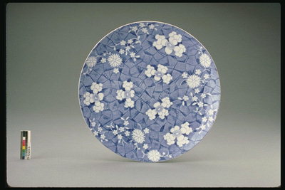 플레이트 어두운 - 파란색 사각형과 흰색 꽃