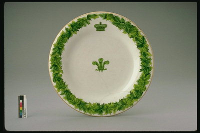 Тарілка з орнаментом з зеленого листя