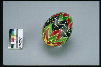 Green, tamnocrvena, žuta i crna obojena jaja