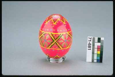 鮮やかなピンクの基盤の卵