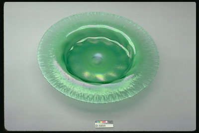 Глибока тарілка зеленого кольору