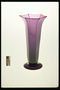 Фіолетового кольору ваза для квітів з гранями на стінках