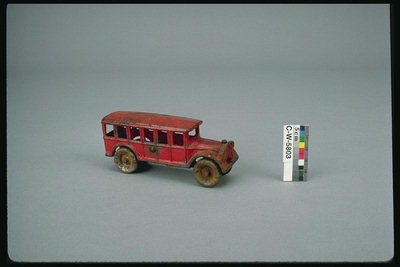 Дитяча іграшка. Старовинний легковий вантажно-пасажирський автомобіль