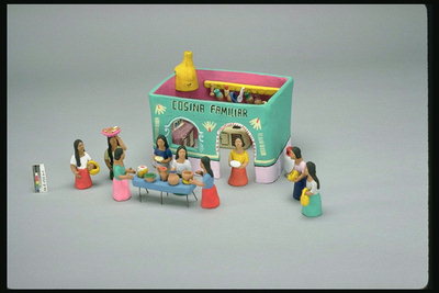Žaislų namas su svečiais prie stalo