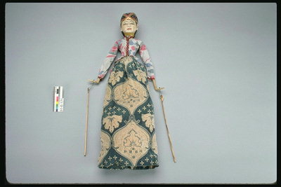 Лялька в народному костюмі для уявлень a театрі