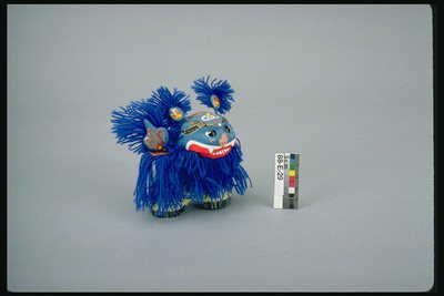 Іграшка з темно-синіх вовняних ниток. Іграшка на східну тематику