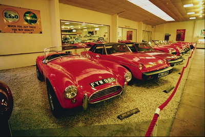 Colecţia de maşini într-un ton roşu