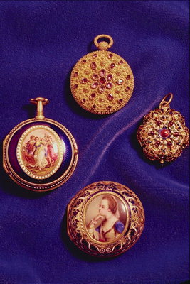 O colectie de ceasuri de buzunar. Portrete, pietre preţioase decora lor coajă