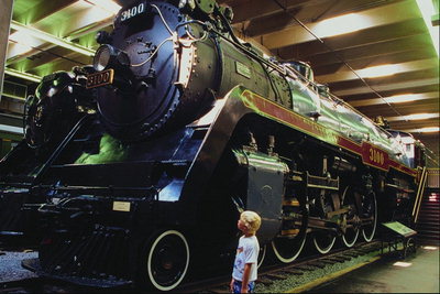 Băiatul de lângă o locomotiva exponat