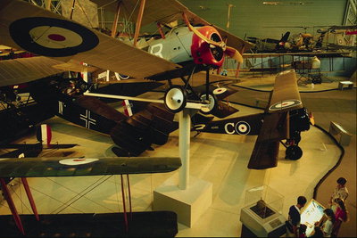 Camera cu modele de avioane