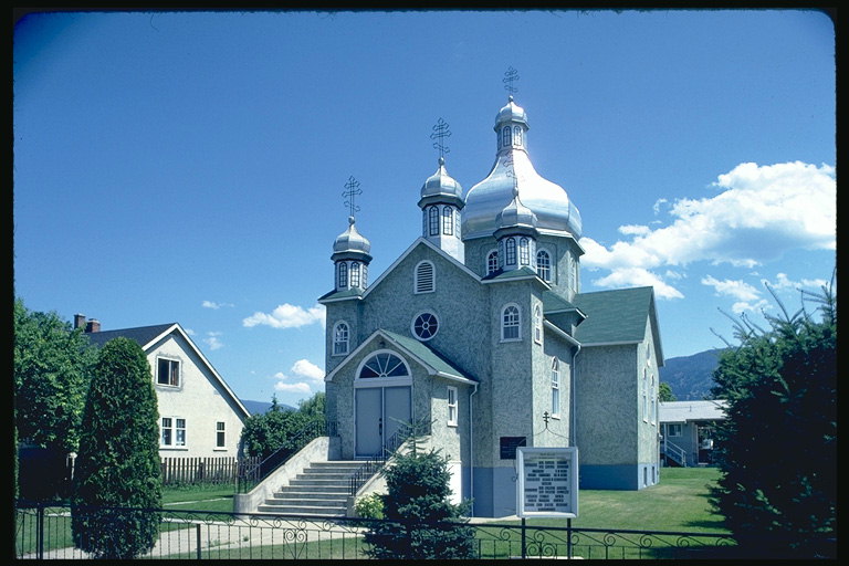 Kirche in den Farben blau