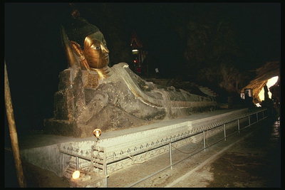 Tomb. Socha kovové hlavy a těla s kamenným