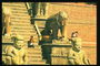 Soch mužů, sloni na schodech