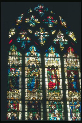 Snímky lidí a jejich život na okna v kostele