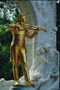 Статуя скрипаля з золотистом тоні