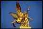 Пам\'ятник богині і коні з крилами золотого кольору
