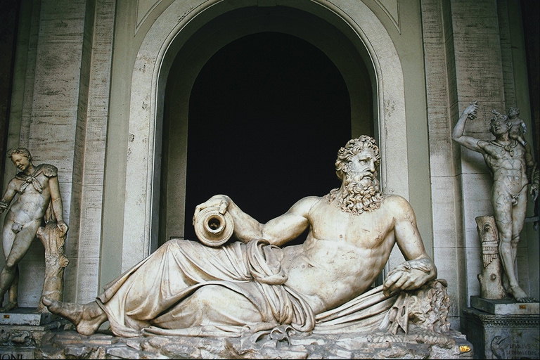 Композиція з статуй. Чоловік на ложі з глечиком