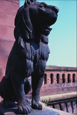 Статуя лева в темних тонах