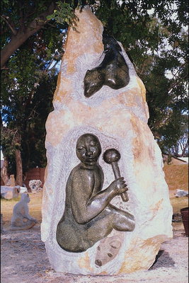 Display alb-negru de femei pe o piatră de lumină. Bot de câine