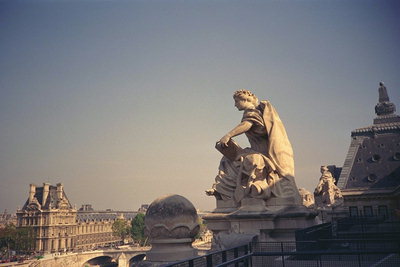 Скульптура молодої людини на даху будинку