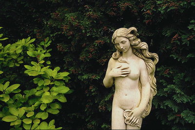 Скульптура оголеної дівчини
