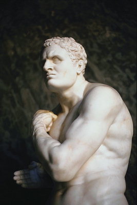 Statuia de un om cu un gol şi un trunchi panglică de pe mână