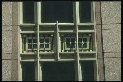 Геометричні фрески замість віконного скла як прикраса простого архітектурної споруди