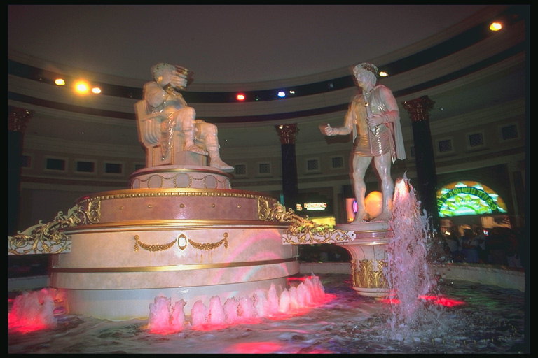 Kipi bogov v grški mitologiji, v preddverju casino