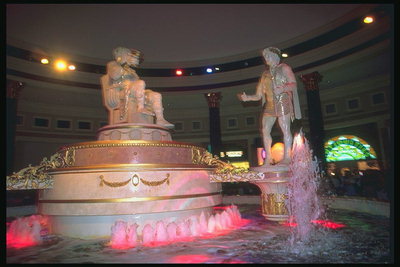 Patung-patung dewa-dewa dalam mitologi Yunani di lobi kasino