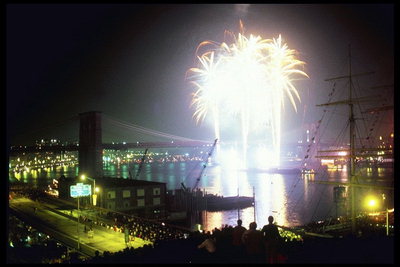White Fireworks, en Nova York contra o pano de fondo do río Hudson