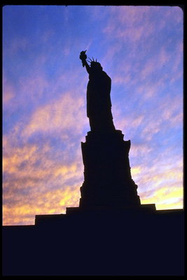 Статуя свободы в Нью-Йорке на фоне вечернего заката
